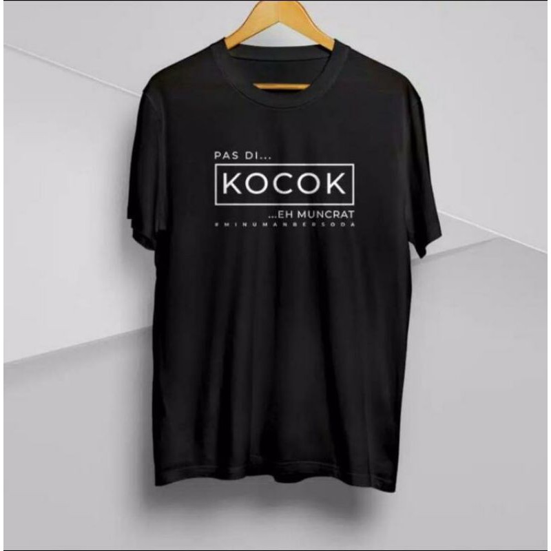 BAJU KAOS TSHIRT PRIA WANITA KATA KATA LUCU PAS DIKOCOK EH MUNCRAT MINUMAN BERSODA