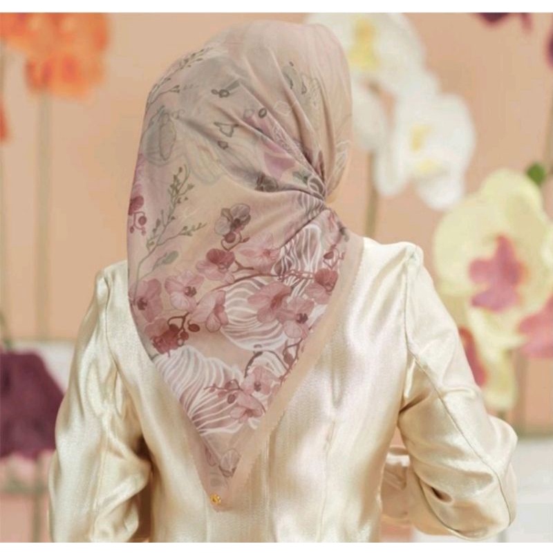 Buttonscarves Orchide in Rugby tan