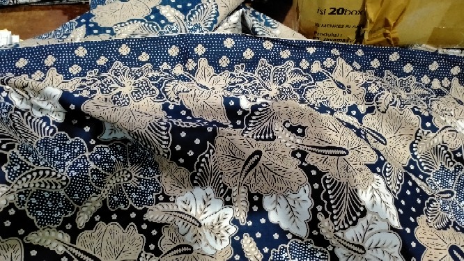 Kain Batik Solo Katun Sanforized Kelopak Bunga Navy Cream Cacing 105.000