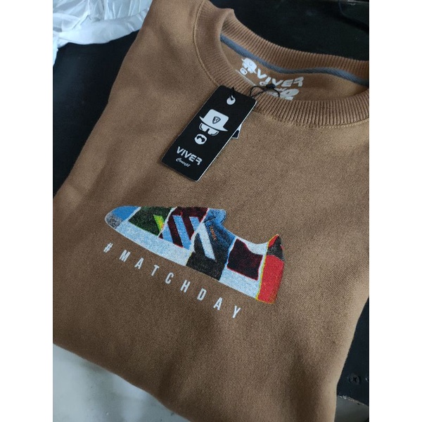 COD SWEATER CREWNECK PRIA WANITA PREMIUM ORIGINAL BAHAN FLEECE COTTON TEBAL BRAND VIVER CONCEPT WARNA MOCCA GAMBAR SEPATU