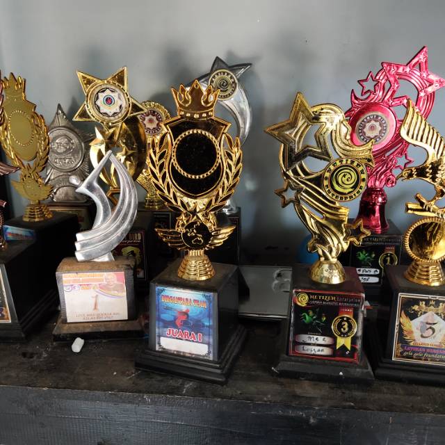 Piala bekas lomba burung plastik