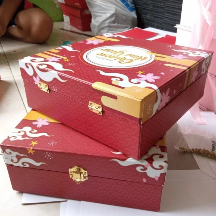 

Hampers Imlek, Box Imlek, Box Cake, Box Kue Bulan Isi 2 Box