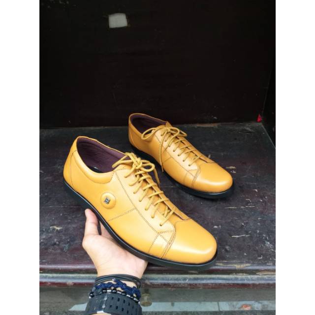 Sepatu Pantofel Bally Low