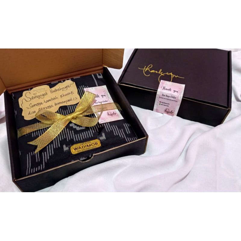 

Hampers Cowok include Sarung wadimor atau baju koko