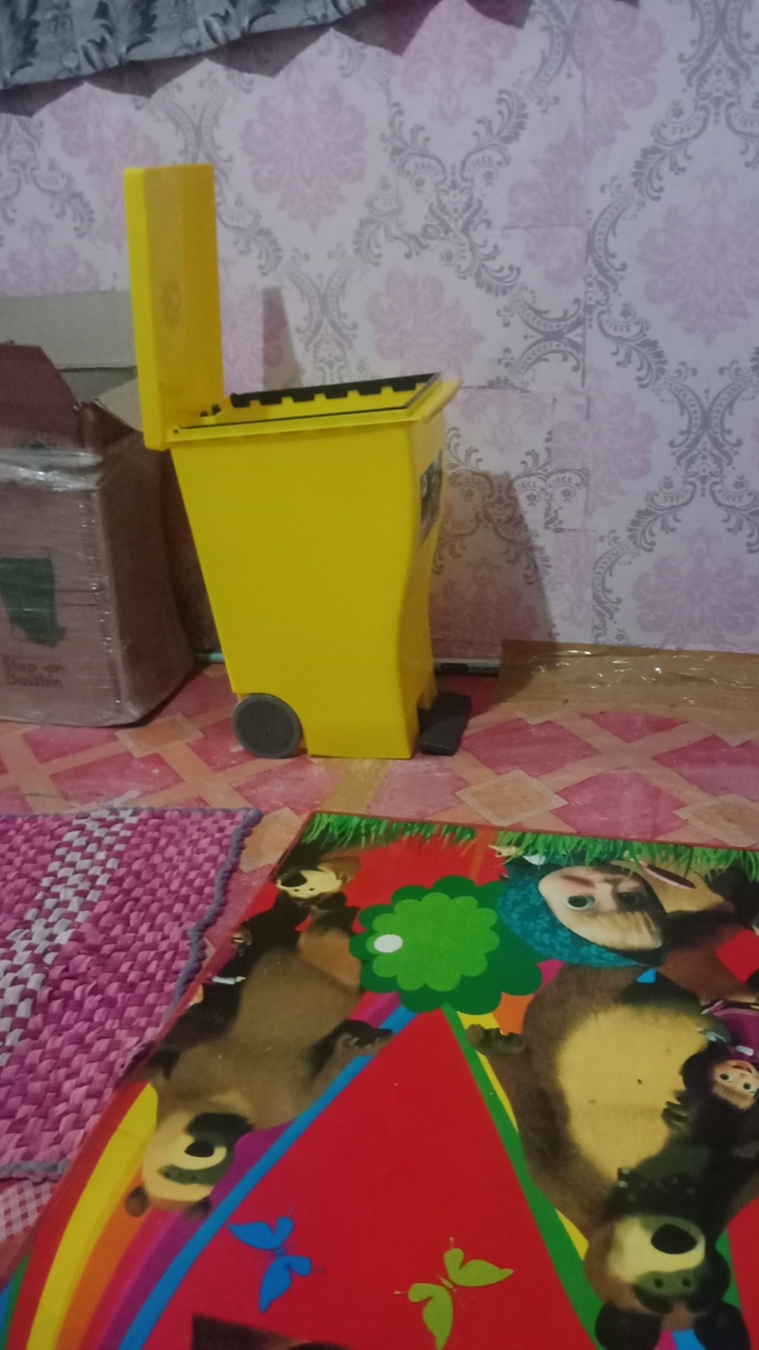 Tempat Sampah Injak Dengan Roda 19 Liter