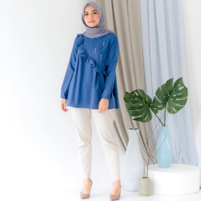 Claire Blouse Wearing Klamby