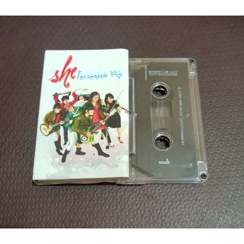 Kaset pita She - tersenyum lagi