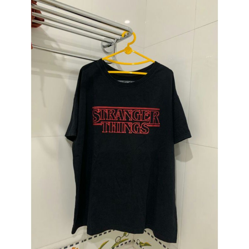 kaos/t-shirt stranger x things pull and bear