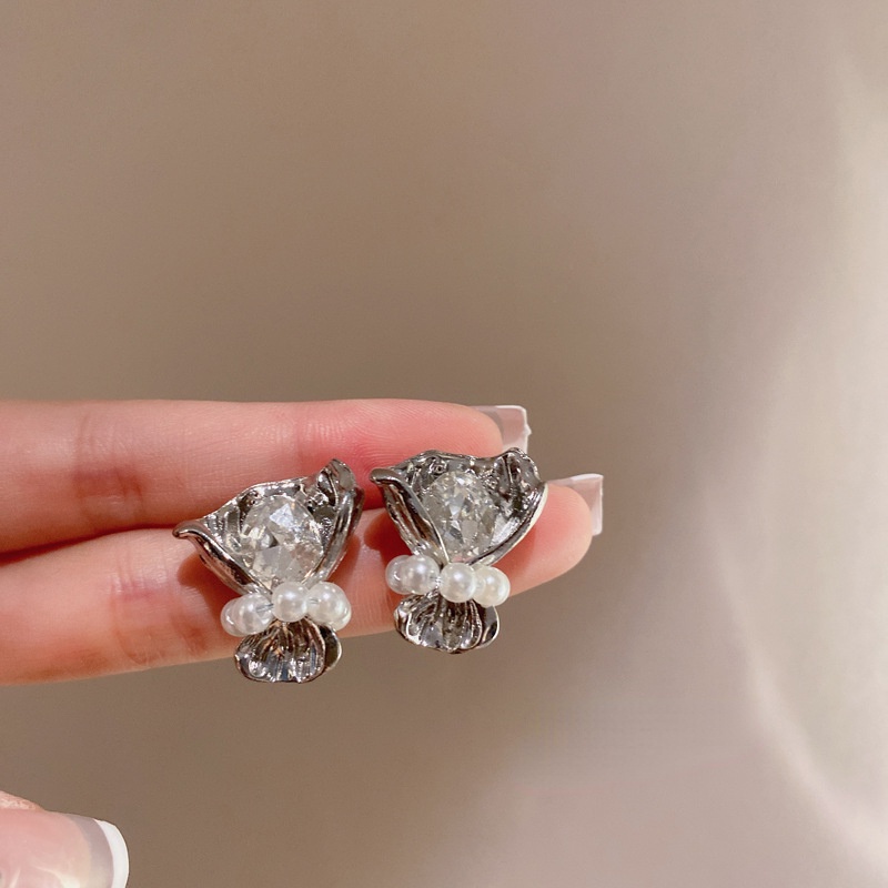 Anting Desain Mewah Aksen Mutiara Dan Berlian