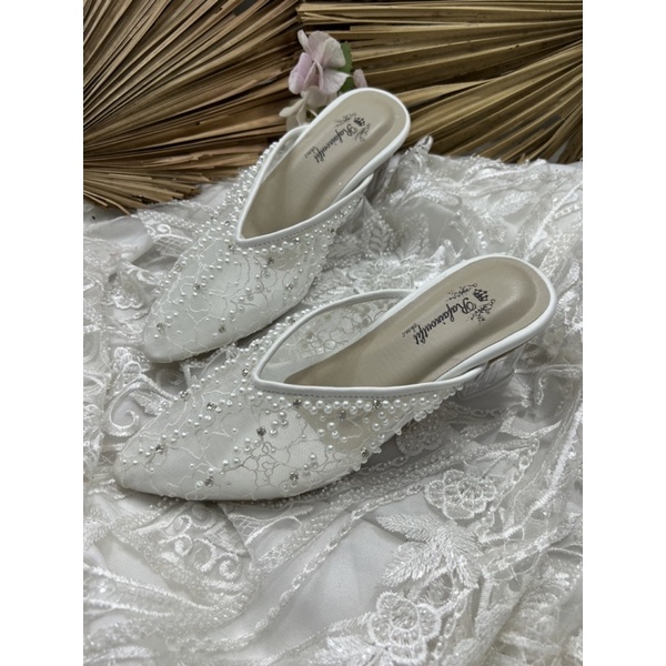 sepatu Rafaizoutfit model Yesika sepatu wedding putih 5cm kaca