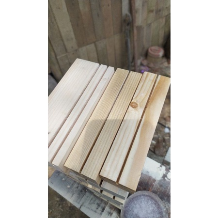 stand akrilik dari kayu jati belanda