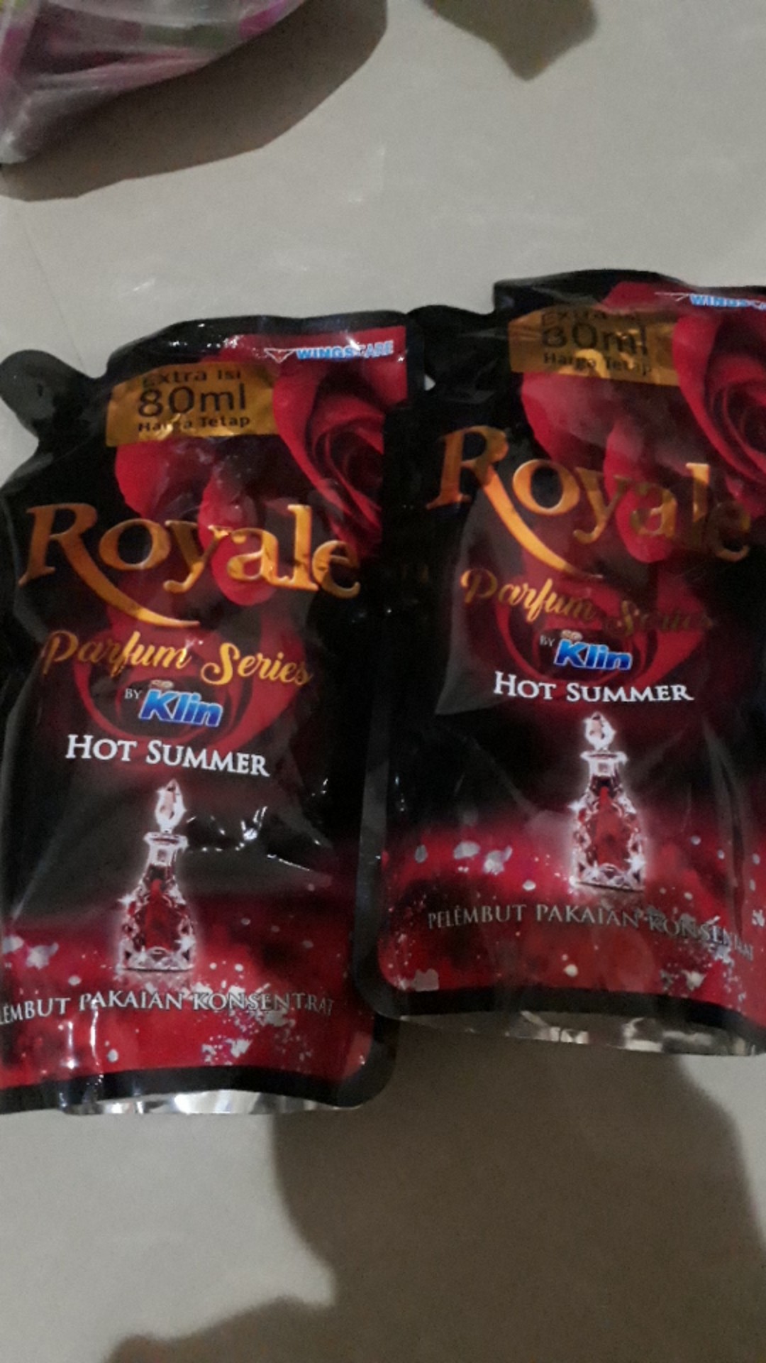 Soklin Royale Pelembut Dan Pewangi 800ml ( Kirim Random Warna)