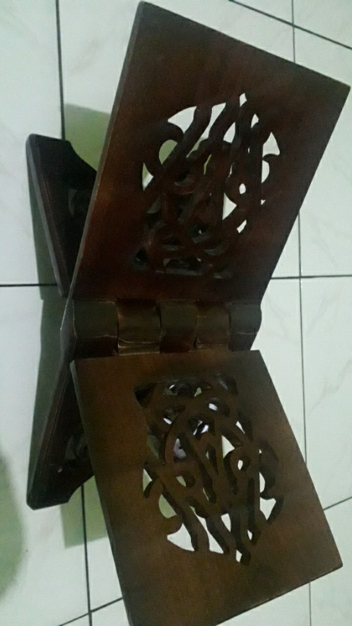 Rekal Tatakan Dudukan Al Quran Kayu Jati Campuran Motif Kaligrafi Ukuran 18 Cm