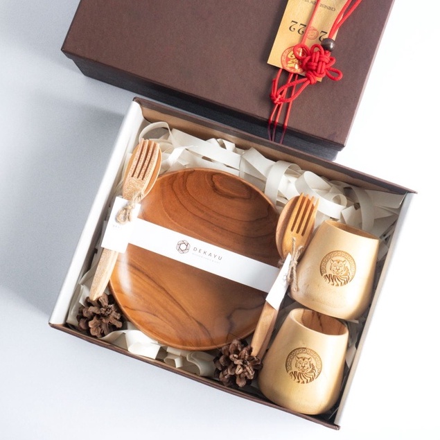 

Hampers Chinese New Year Xie Flavo Dekayu / Hampers Imlek 2022 / Kado Pernikahan/ Ulang Tahun/ Wisuda