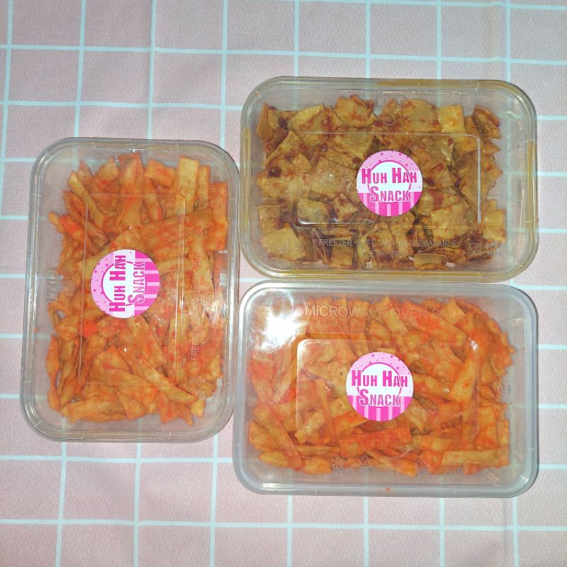 

HUH HAH SNACK Cemilan Pangsit Pedas Kemasan Box 500 ml