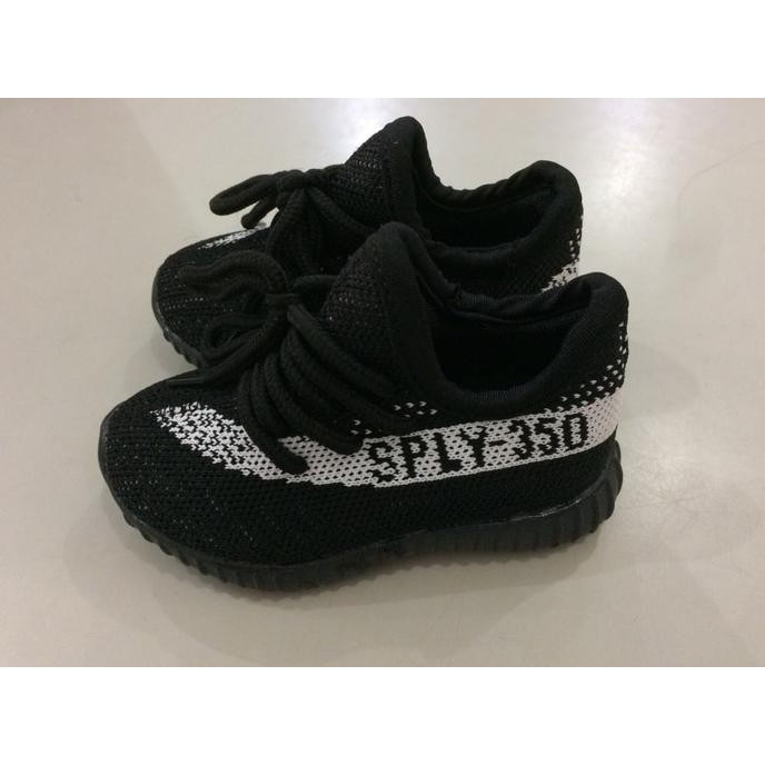 Diskon Sepatu Yeezy V2 Oreo (Buat Anak) Terbaru