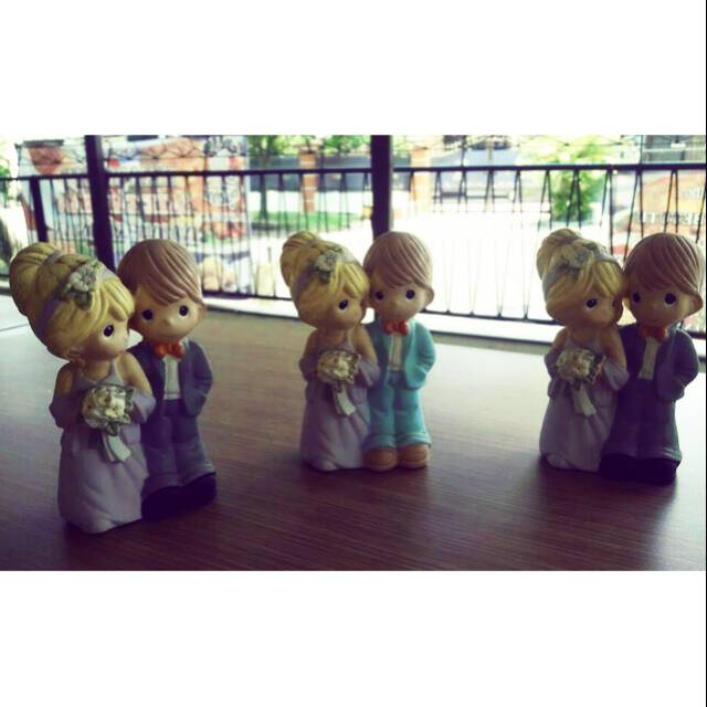 Patung Precious Moment Bawa Bunga / Patung Souvenir