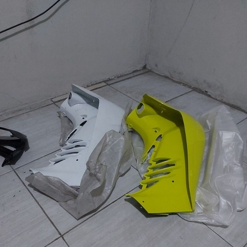 Sayap kanan suzuki shogun 125 fd r sp kuning dan putih luar dalam original
