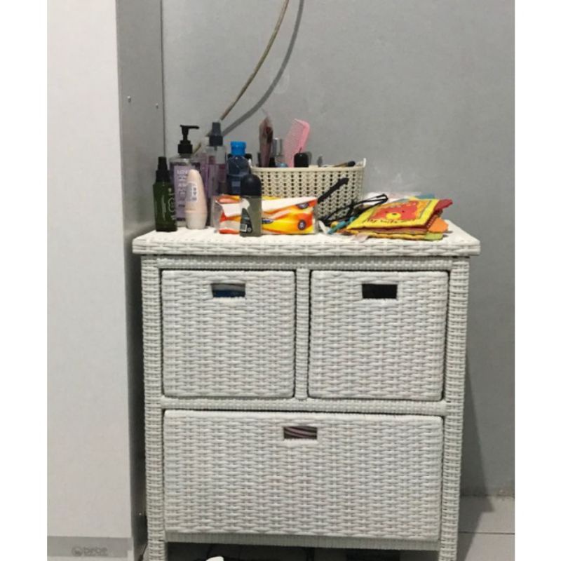 bufet laci rotan sintetis model 3 minion