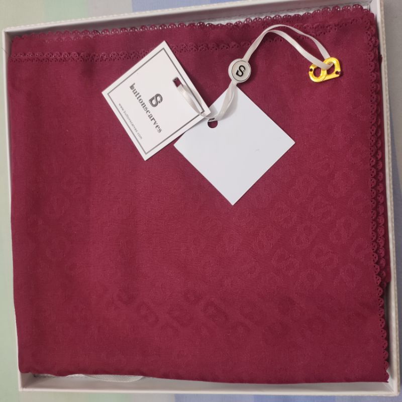 Buttonscarves Tapis Embossed Ruby