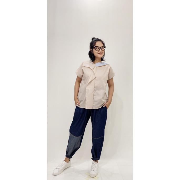BLOUSE WANITA OLINE WORKROBE - FRONT VERTICAL TOP IN CREME STOK TERBATAS