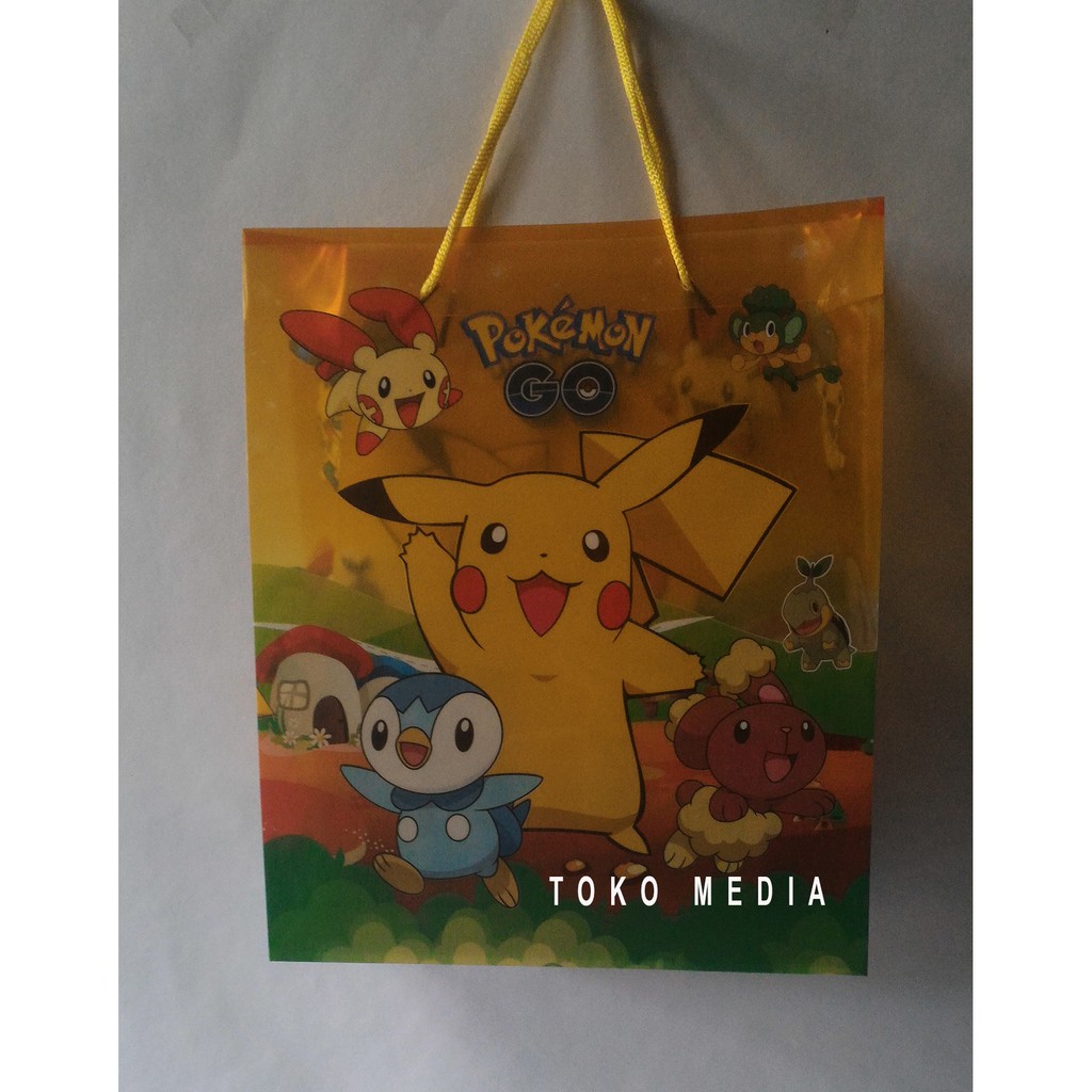 

Tas Tenteng Plastik Goodie Bag Souvenir Ulang Tahun 28x6X23 POKEMON