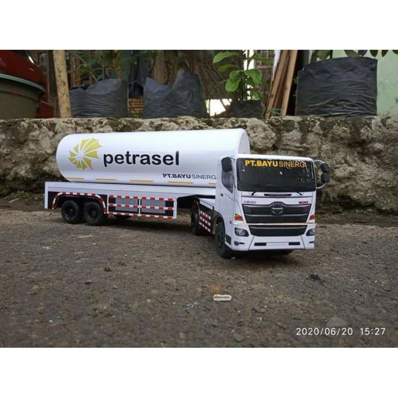Miniatur truk tangki mainan anak truck tangki putih