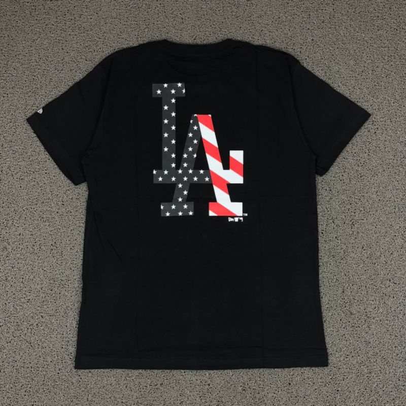 KAOS NEW ERA X MLB LA FLAG PRINTED IN LOGO BLACK PREMIUM TEE