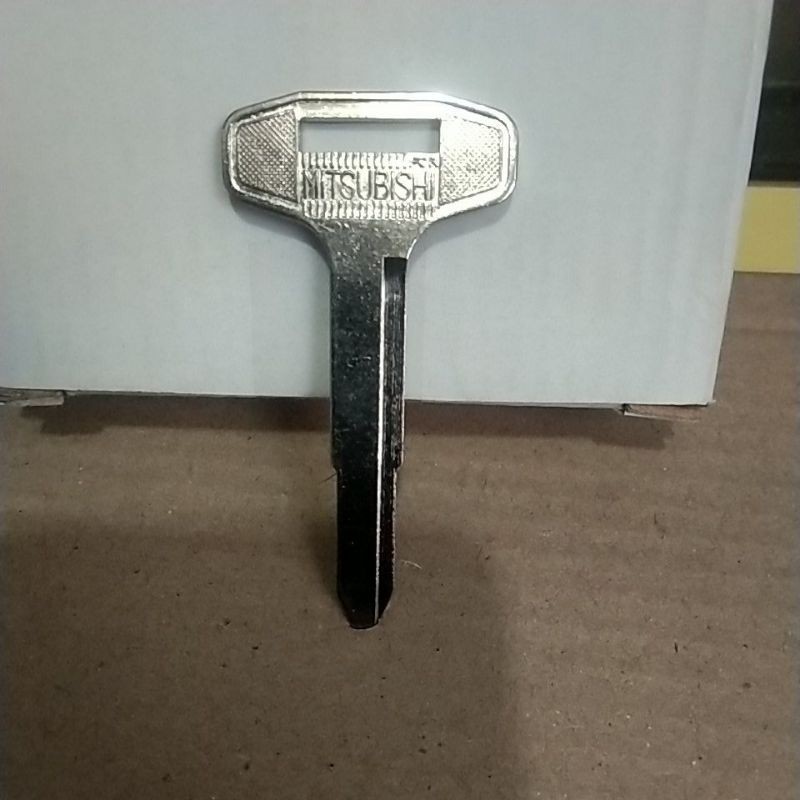 BAHAN DUPLIKAT ANAK KUNCI KONTAK MITSUBISHI FUSO KIRI