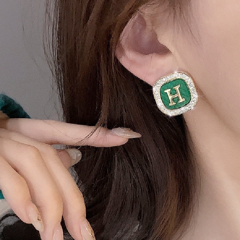 Anting Stud Desain Huruf H Warna Hijau Terang Gaya Retro Untuk Wanita
