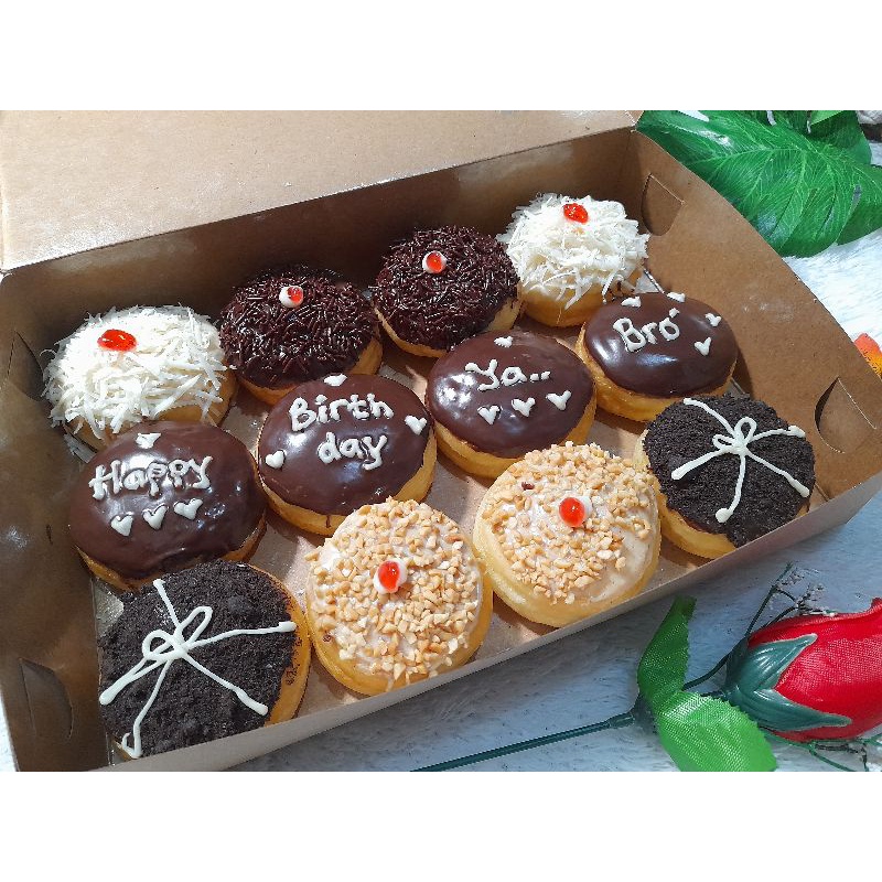 

Donat ultah/ Donat ulang tahun/Donat ucapan/Donat tulis/Kue ultah/ Donat mix coklat kacang tiramissu