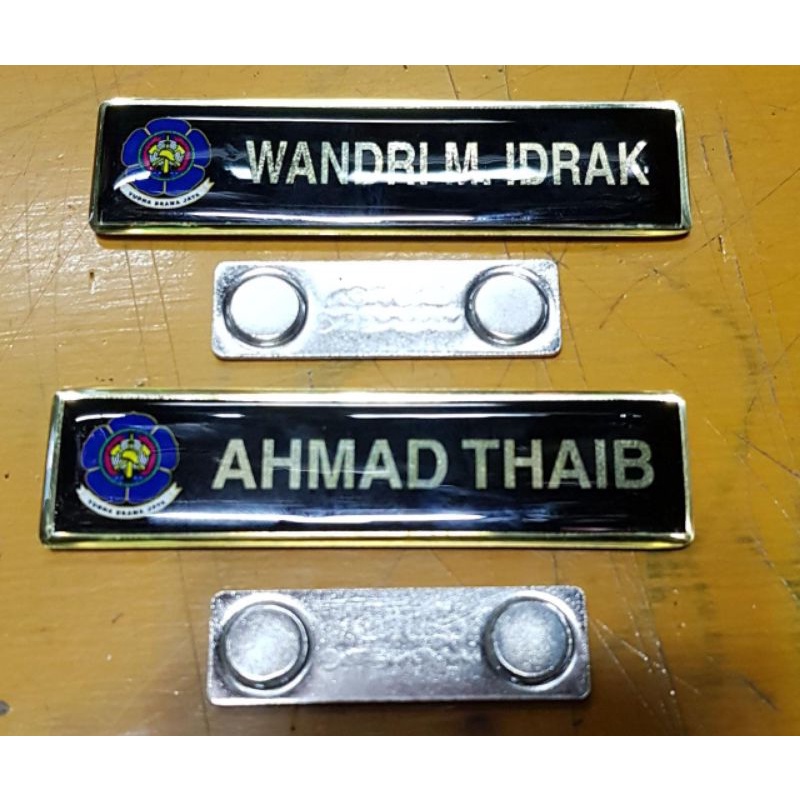 

nama dada/ name tage/ papan nama lapis mika/resin lengkap logo
