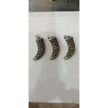 Liontin/Bandul/Gantungan Kalung Taring Macan Besi Motif