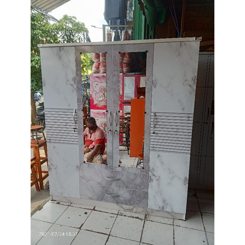 LEMARI PAKAIAN 4PINTU