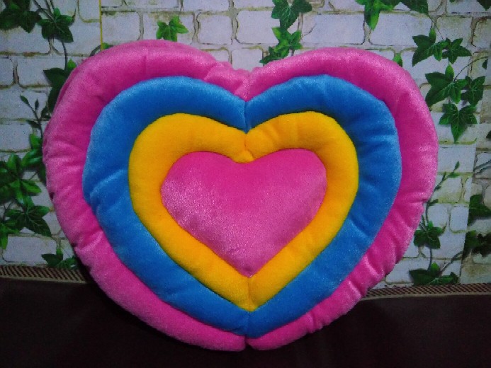 Bantal Love Pelangi.