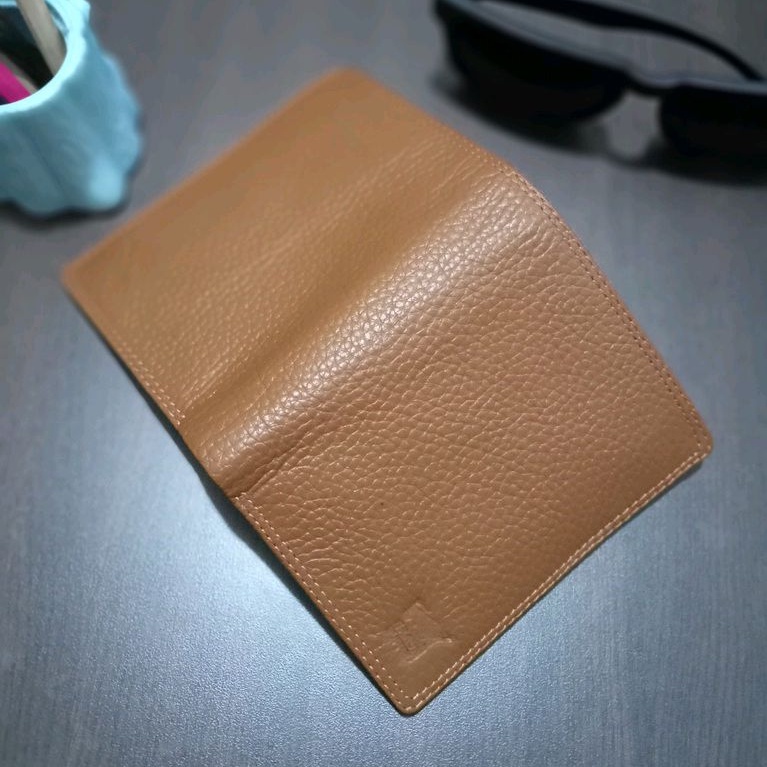 DOMPET KULIT LIPAT BUKU 3 RUANG‼️ dompet berkulitas dari anton hilmanto. dompet kulit lipat dua buku vertikal. dompet 14 slot penyimpanan kartu. dompet model dimensi 3 ruang #dompet #dompetlipat #dompetpria #dompetkulit #dompetcowok #dompetkeren