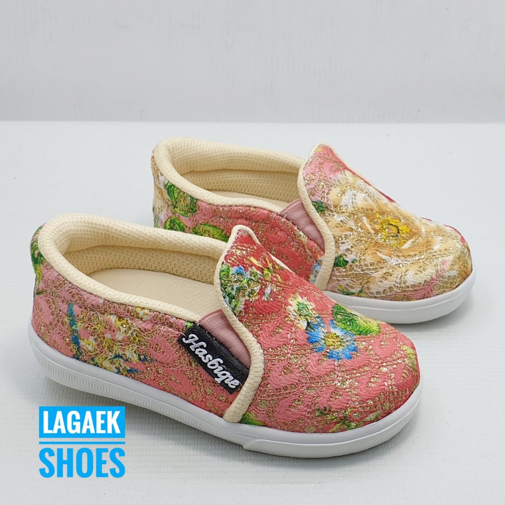 Sepatu Anak Perempuan Usia 3 4 Tahun Size 28 - 30  Slip On Bordir Bunga KREM - Sepatu Anak SALE