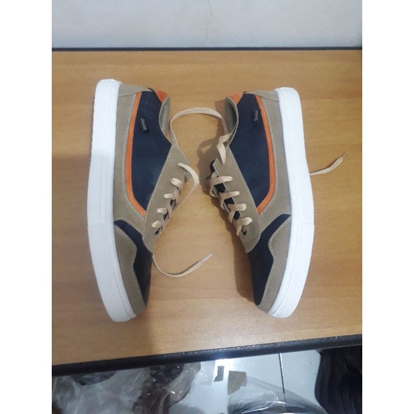 sepatu sneakers pria terbaru