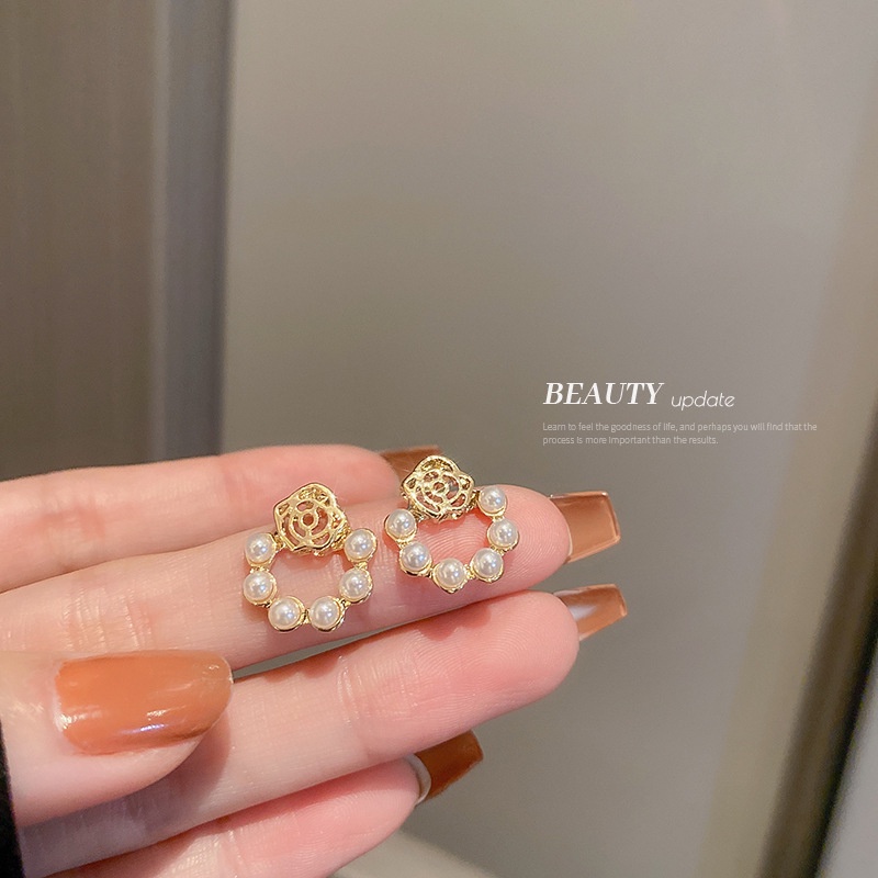 YEEZII Set Anting Stud Desain Bunga Hollow Aksen Mutiara Hypoallergenic Warna Emas Untuk Wanita