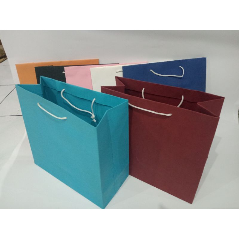 

paperbag warna polos Dove 200grm ukuran 25*10*20 dijual min 12pcs