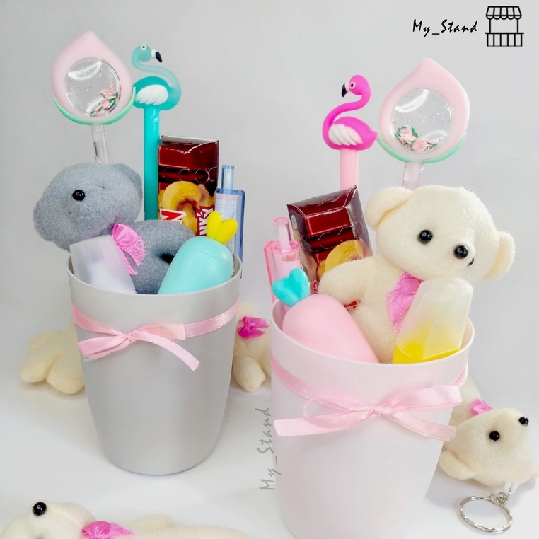 

Parcel Pastel Mini Hampers Valentine Hadiah Murah Alat Tulis Lucu Bingkisan Kado Pasangan Gift Anak Souvenir Pena Gelpen Peach Flamingo Gantungan Kunci Teddy Bear Highlighter Wortel Stabilo Boneka Beruang Coklat Gelas Plastik Pulpen Hadiah Sekolah Minggu