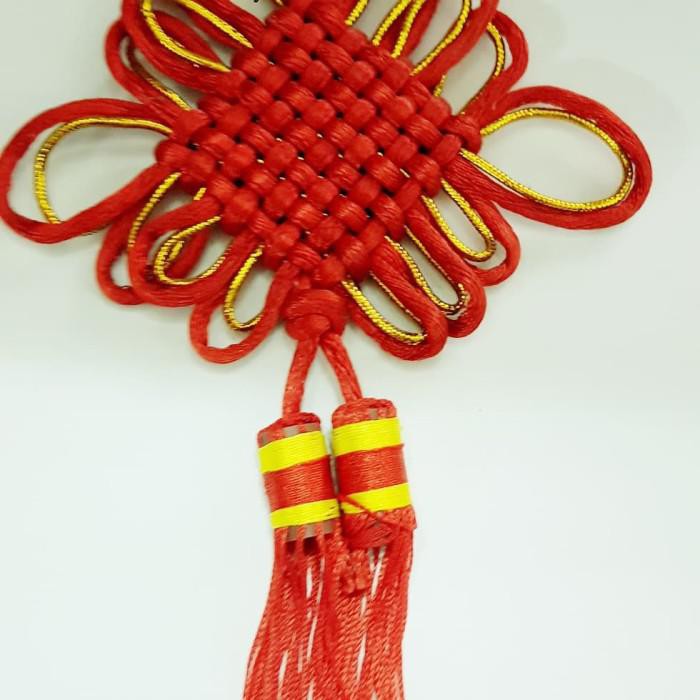 

Rumbai Merah Emas Hiasan Parcel Imlek Box Kue Chinese Knot Tali Merah
