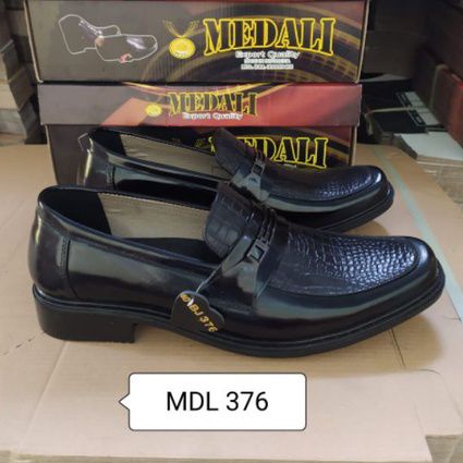 Sepatu kulit pria kantor pantofel sepatu kerja formal tampil lebih keren kulit pria kantor