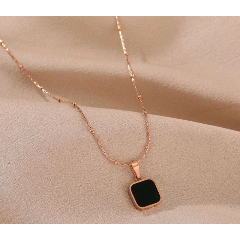 KALUNG TITANIUM ROSE GOLD LIONTIN KOTAK PERMATA HITAM