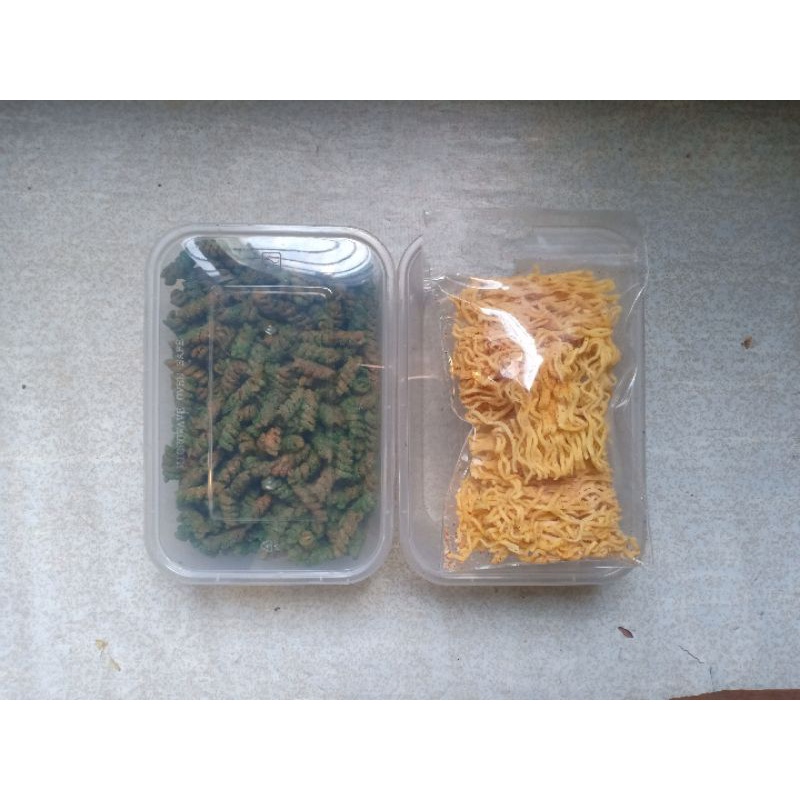 

(Paket hemat) makron's. makaroni spiral rumput laut. mie kremes. mie kriyuk