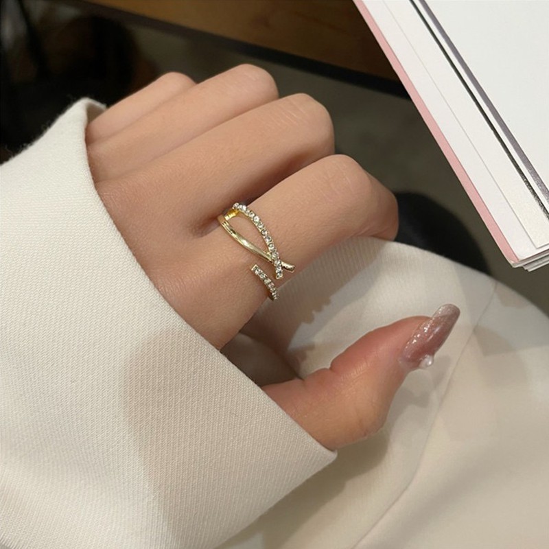 Cincin Desain Salib Aksen Berlian Untuk Wanita
