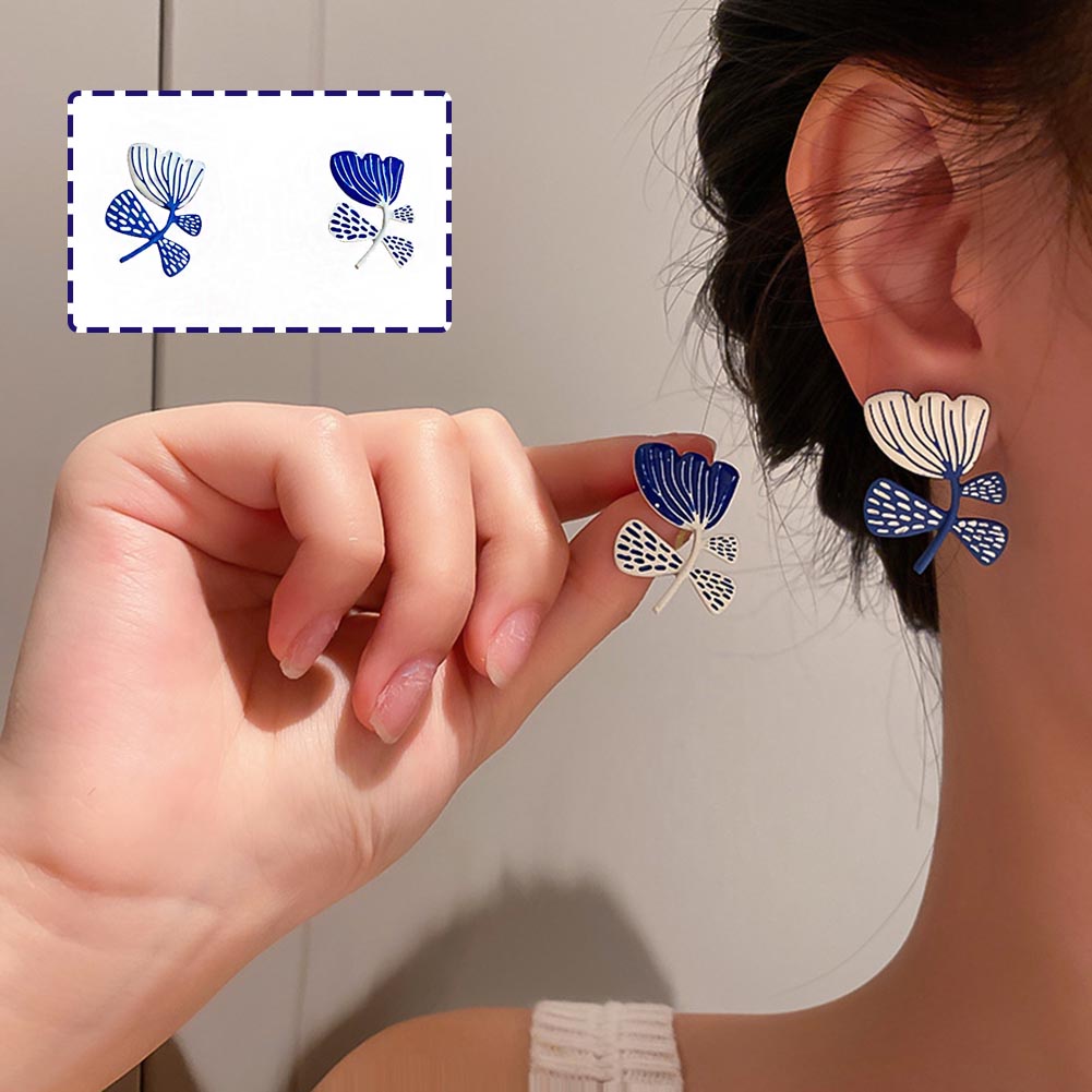 Anting Stud Bentuk Bunga Asimetris Warna Putih Biru