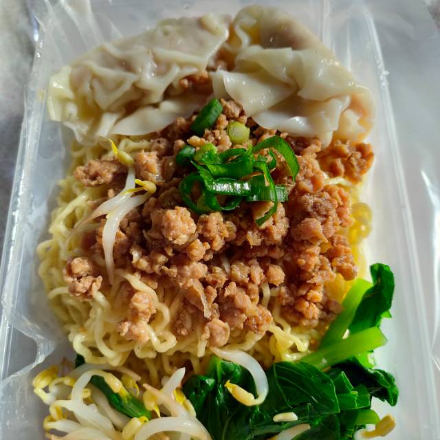 

Mie ayam pangsit