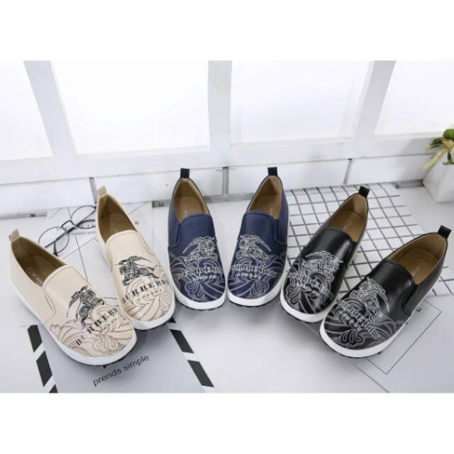 SEPATU BURBERRY