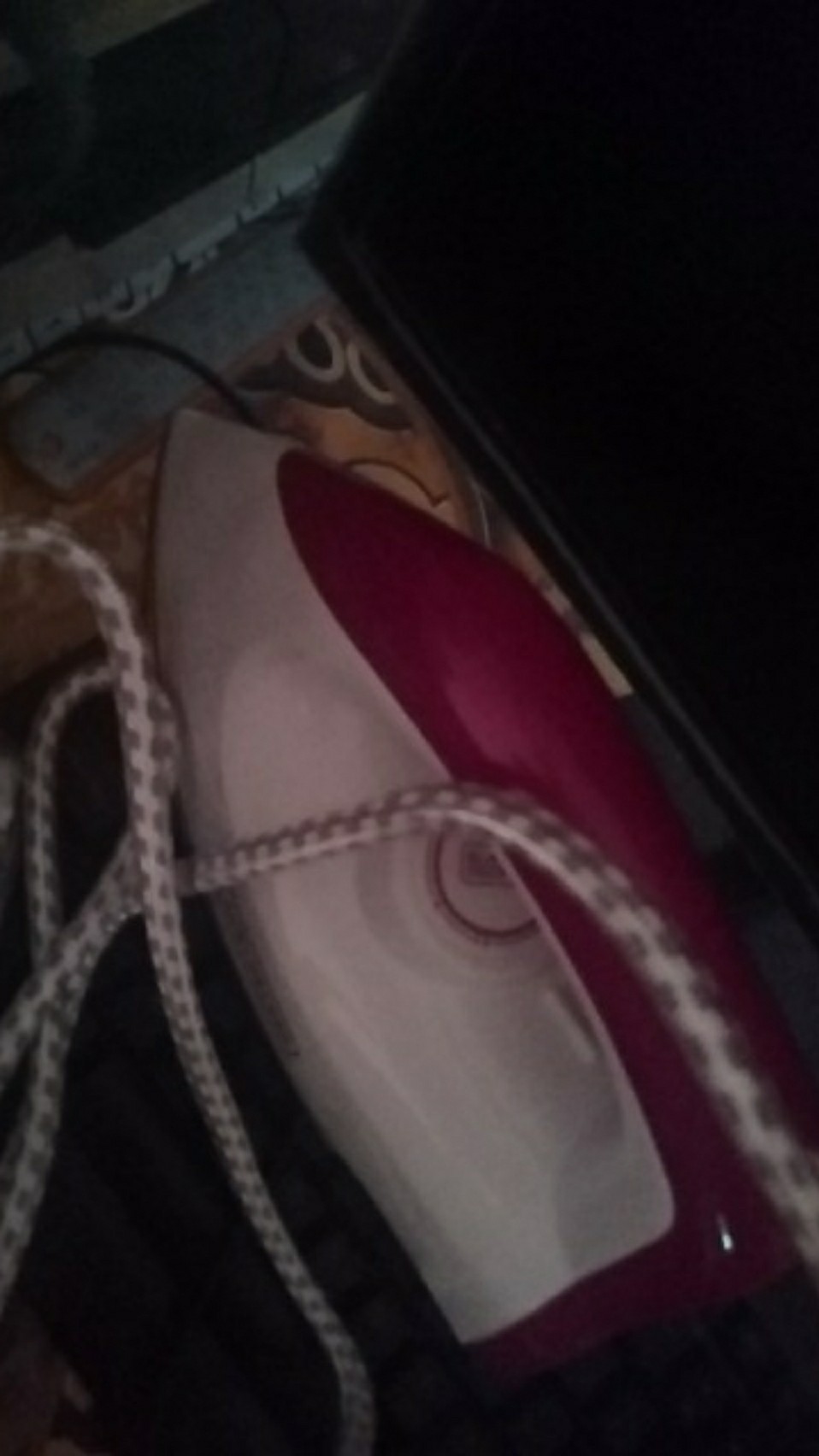 Black+decker Setrika Kering Non Stick 400 Watt / Dry Iron - F 200